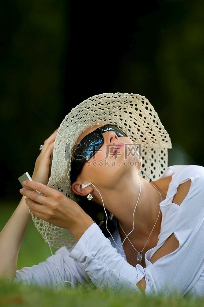 一位美丽的黑发女子躺在阳光明媚