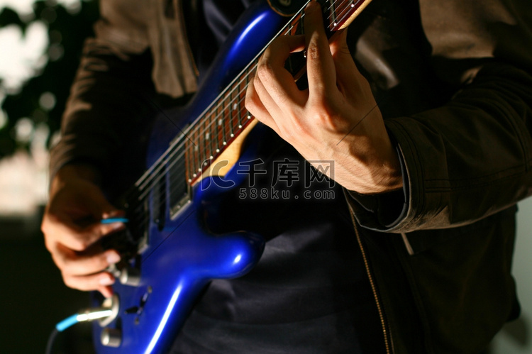 男子发挥独奏蓝色吉他
