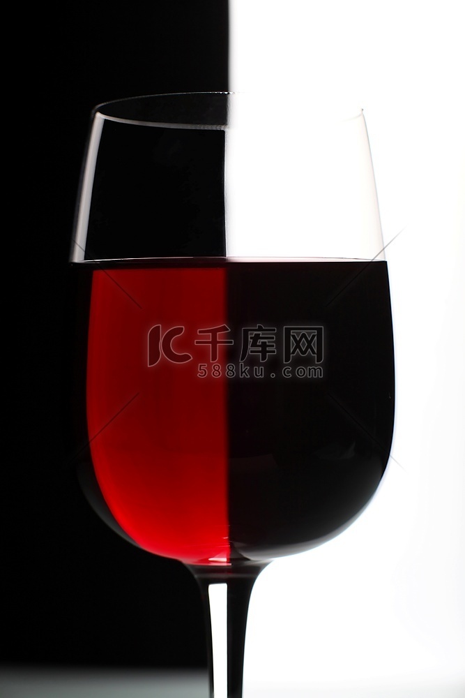 彩色背景上有酒的玻璃杯