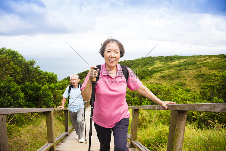 幸福的高级夫妇在山上徒步旅行