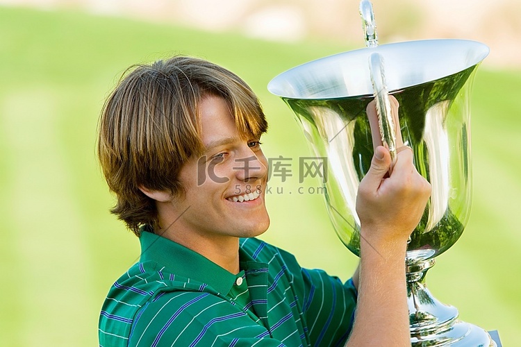高尔夫冠军持有杯
