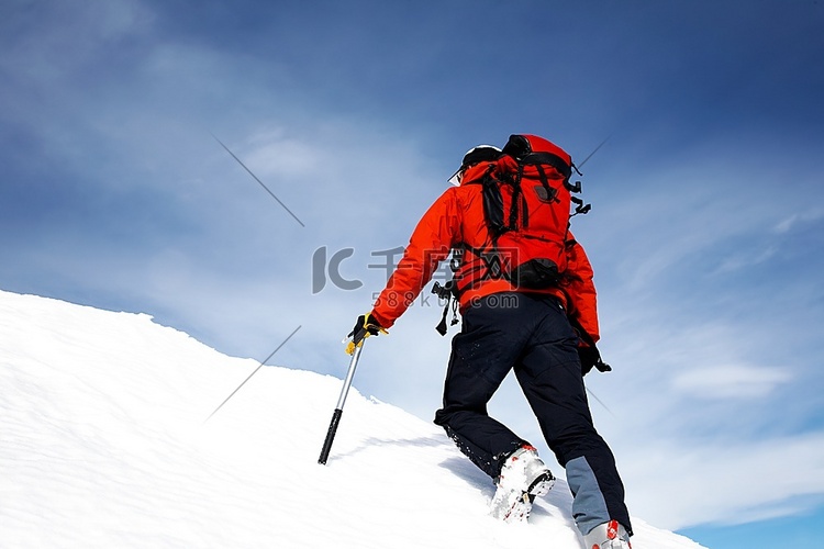 在白雪覆盖的山脊上的攀登者；水