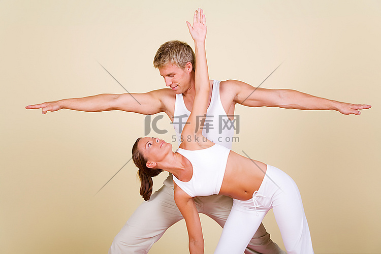 夫妻(男/女)一起做瑜伽运动
