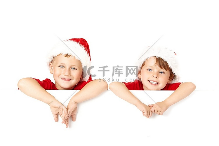 两个小男孩在圣诞老人的帽子靠在