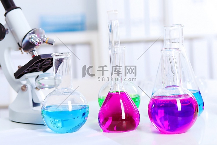 化学实验室玻璃器皿，内含有色液