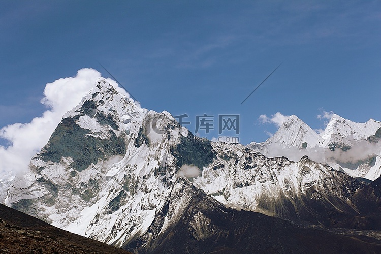 云雾中的高山。尼泊尔。珠穆朗玛