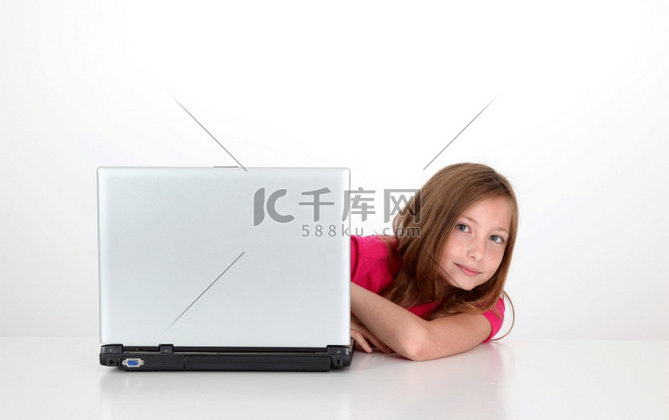 笔记本电脑后面的金发小女孩肖像