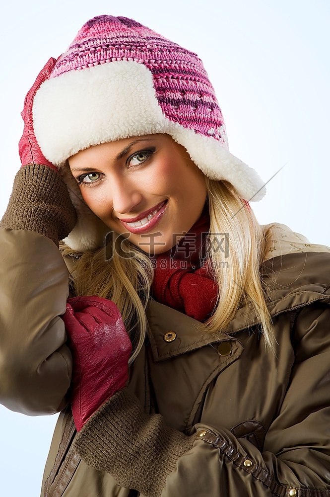 美丽的金发女孩，穿着冬风夹克，