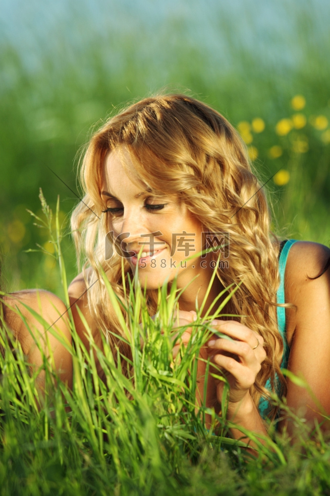 闺蜜们躺在绿草地上微笑着