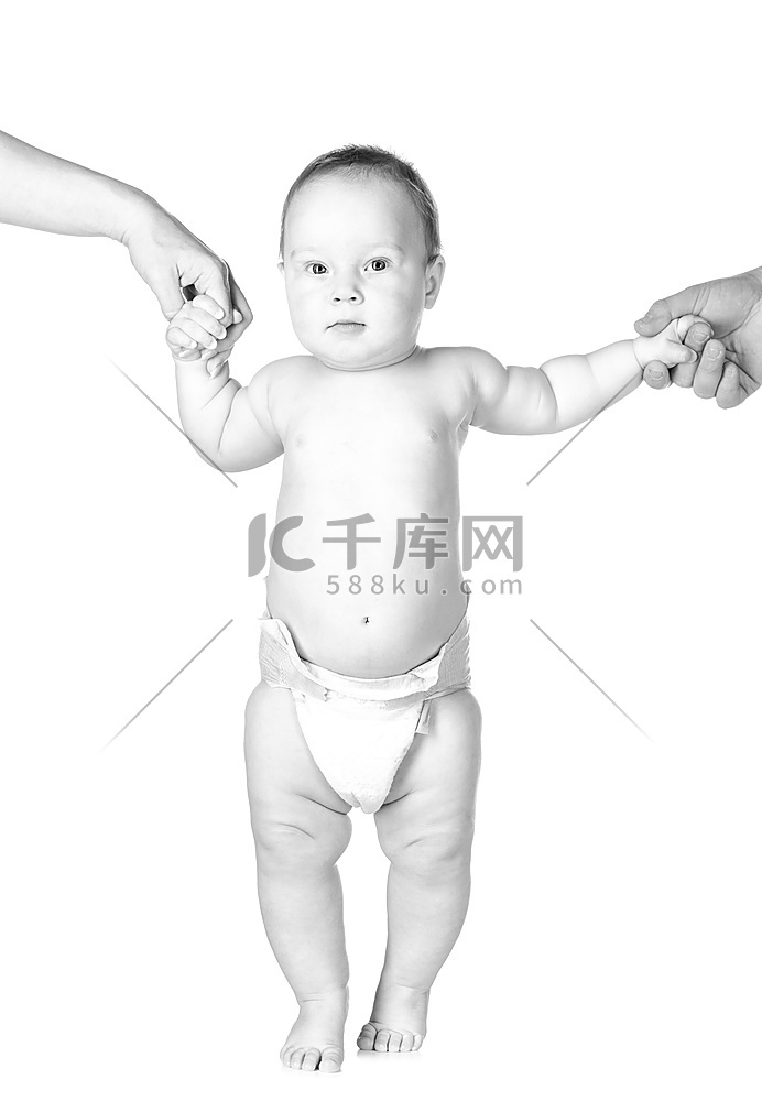 小婴儿牵着父母的手，孤立在白色