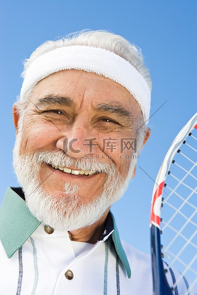 高龄男子手持网球拍，肖像