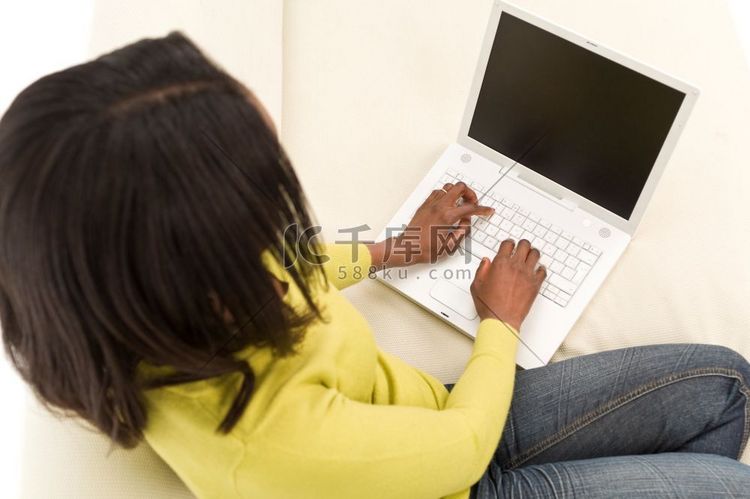 一名非裔美国妇女在家中的沙发上