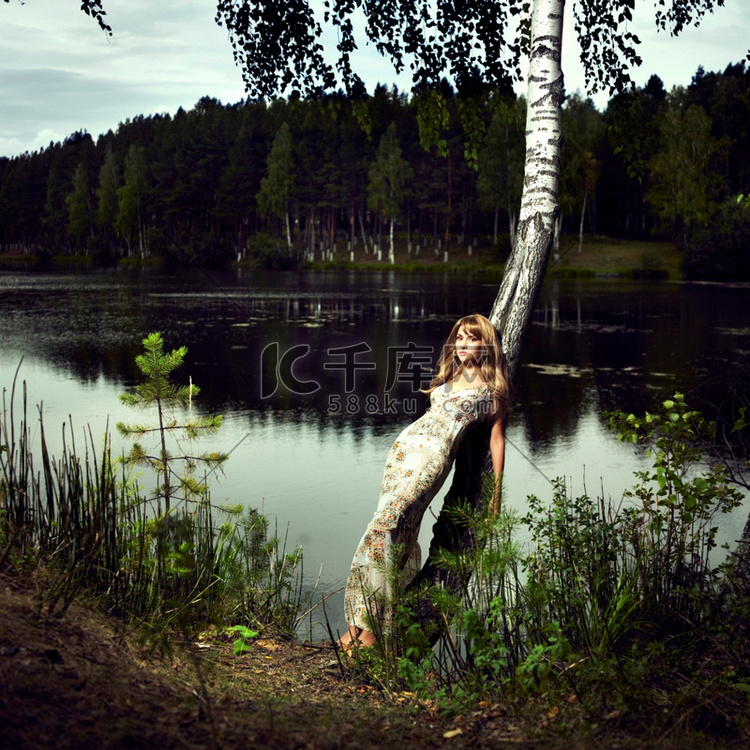 森林河畔浪漫女孩的肖像
