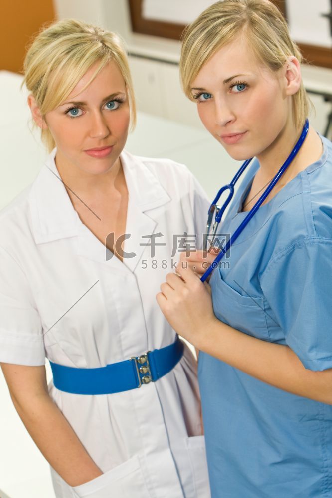 一名女护士和她的外科同事，OC