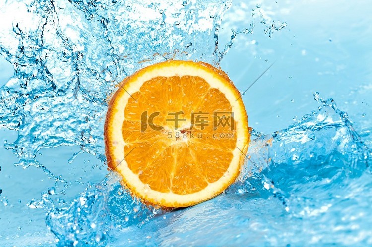 清水溅在橙子上
