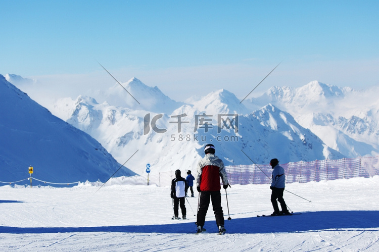 滑雪者在山上的背景