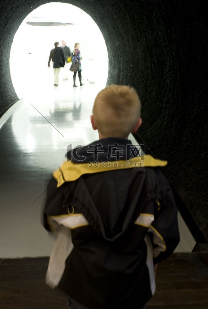 小朋友站在行人隧道入口处