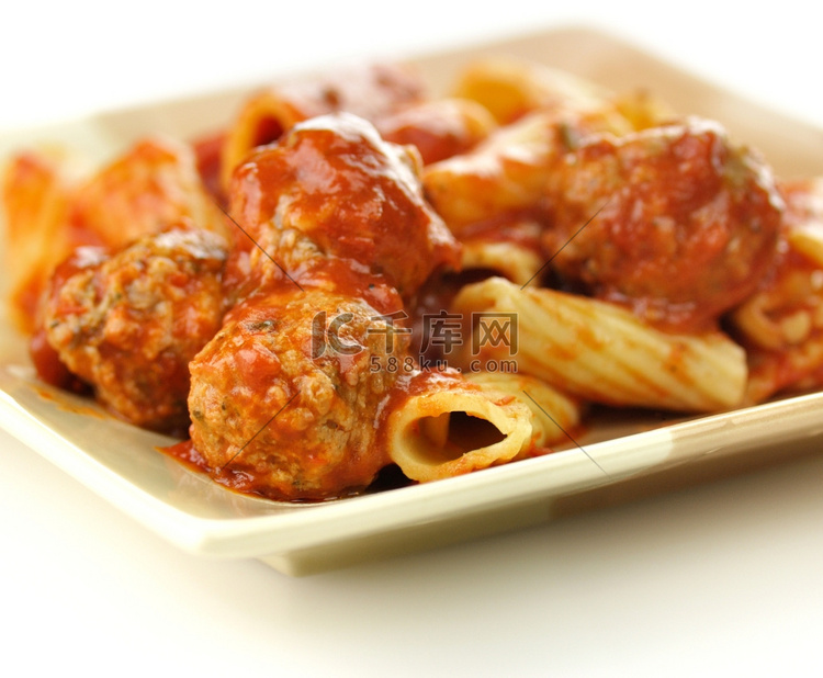 意大利通心粉配番茄酱和肉丸。