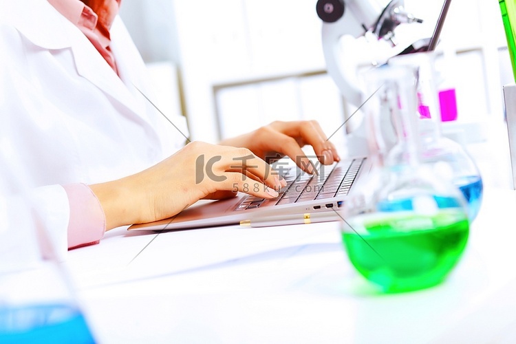 年轻的女科学家在实验室里研究液
