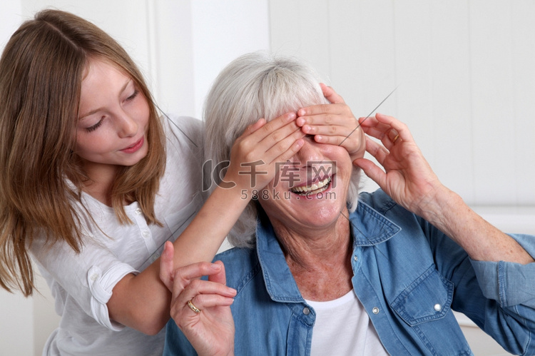 女孩隐藏她的祖母的眼睛