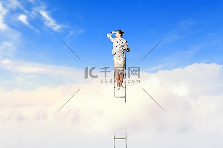 站在梯子上的女商人在多云的背景