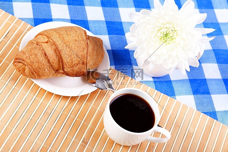 欧式早餐，含牛油糖和黑咖啡
