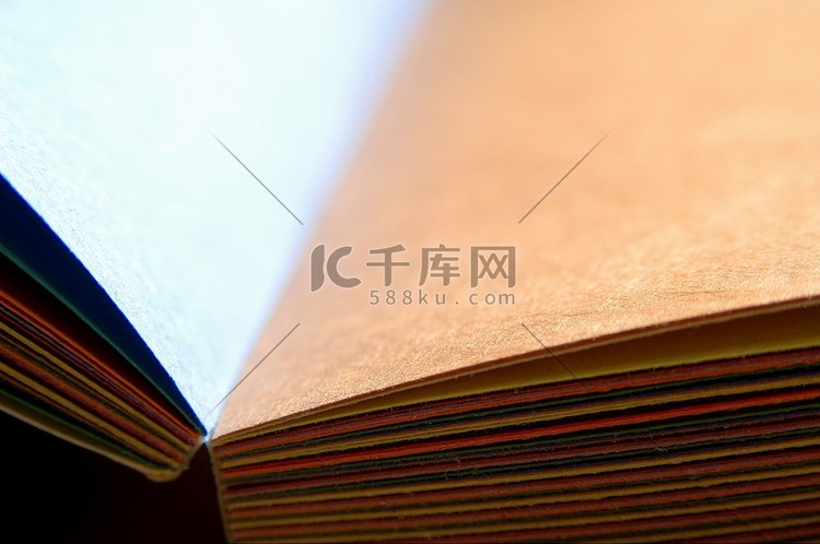 书中各种彩色纸张的空白页。