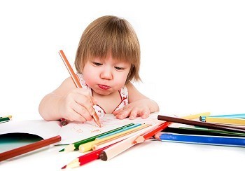 小女婴在白色背景上画铅笔