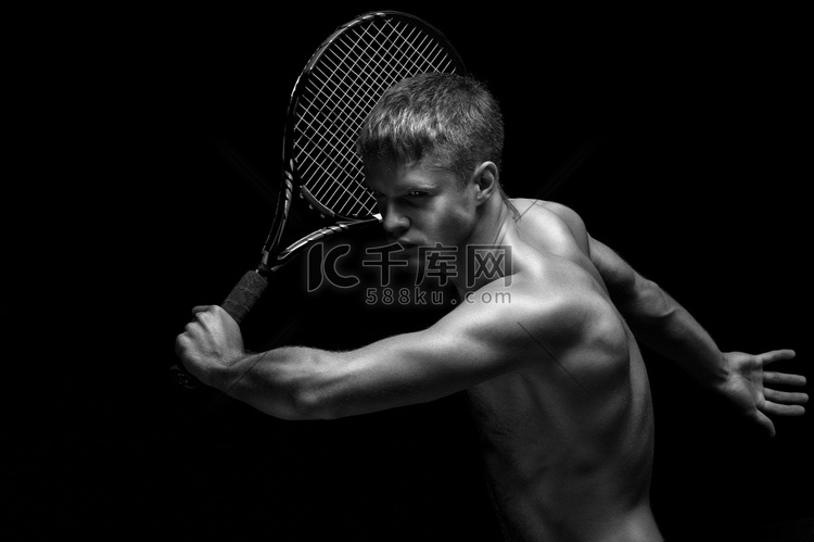 一幅晒得黝黑的运动网球运动员的