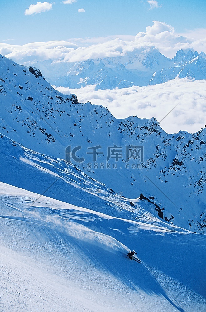 滑雪者在山坡上俯瞰