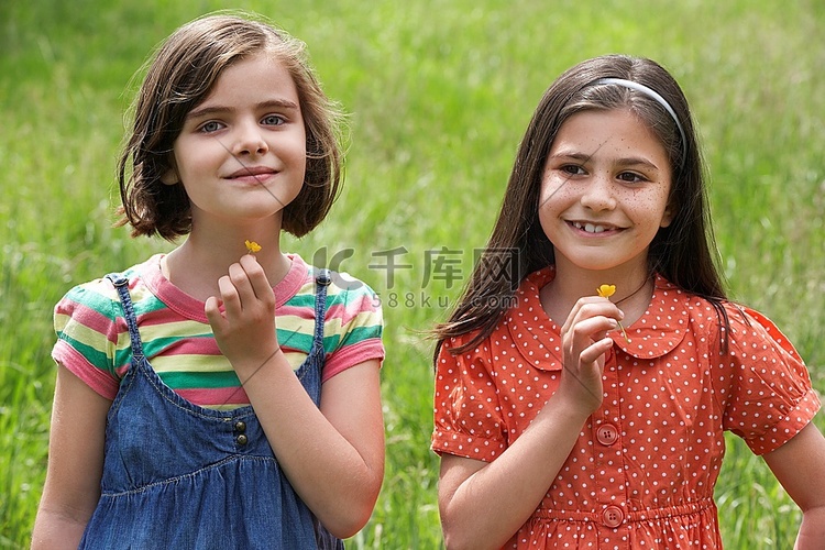 两个女孩(7-9岁)在田野里手