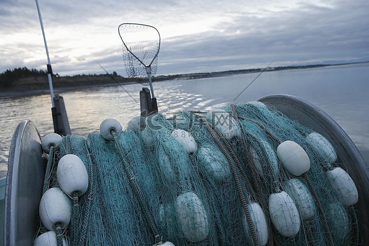 渔船后部的渔网