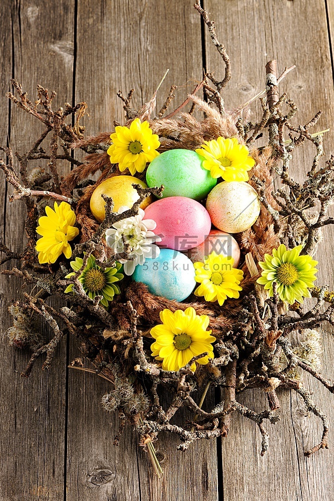 木桌上巢中的彩色复活节彩蛋