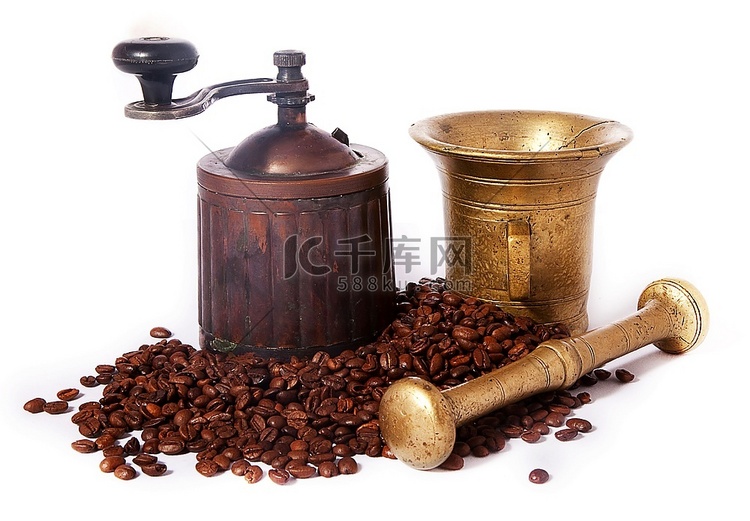 老式的黄铜咖啡研磨机和烤咖啡豆