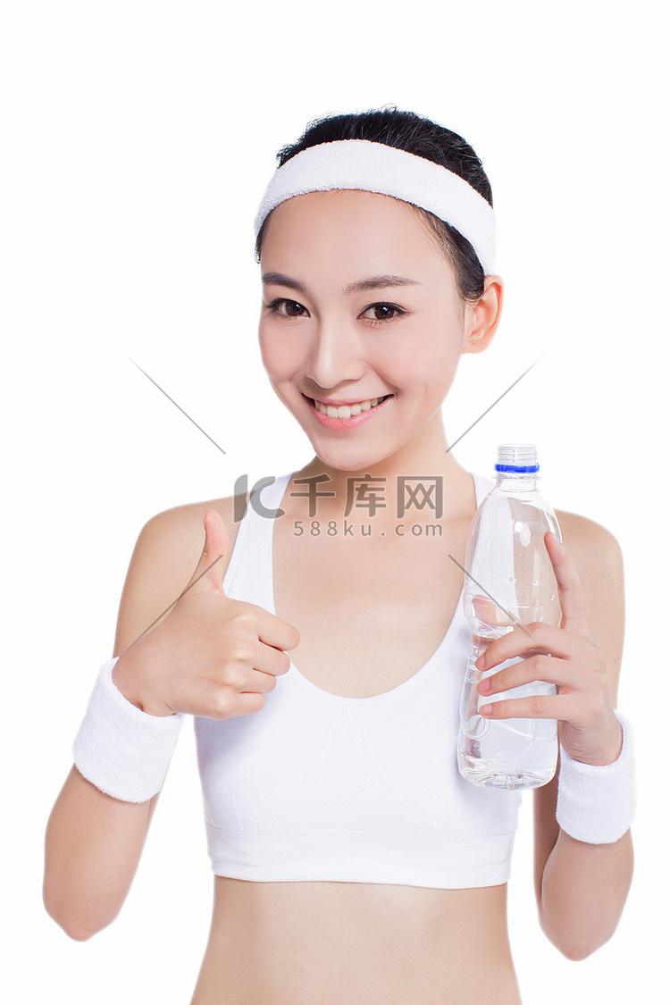 健康的亚洲女性，用毛巾和矿泉水
