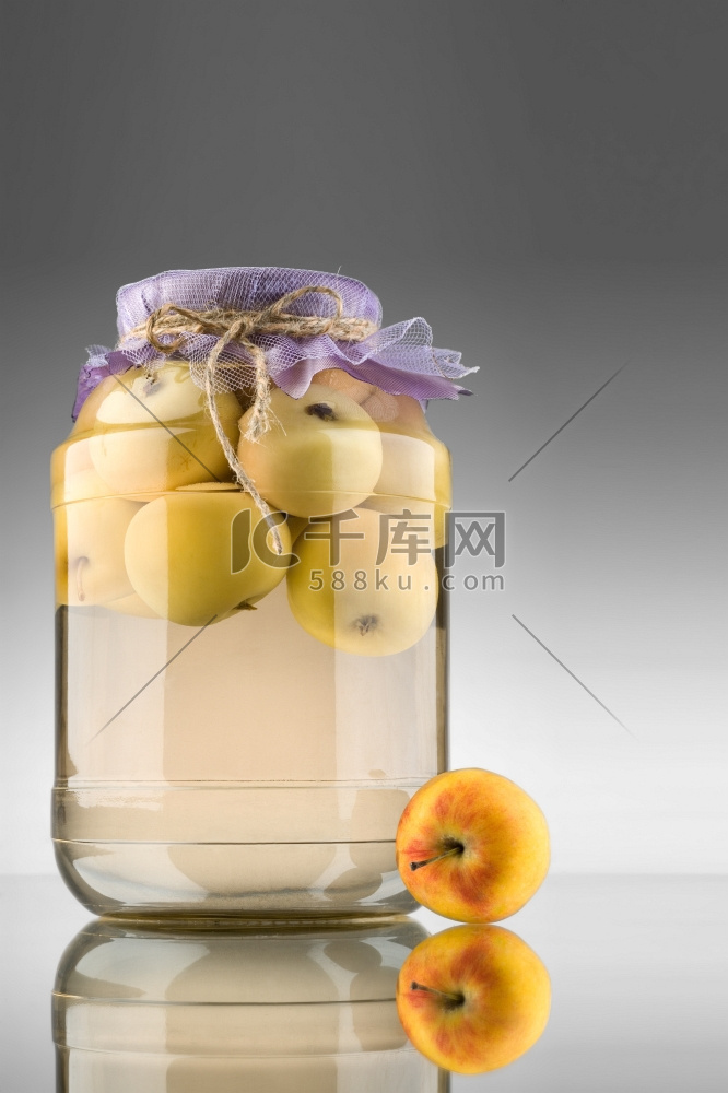 一个特写镜头的罐子与保存黄色苹