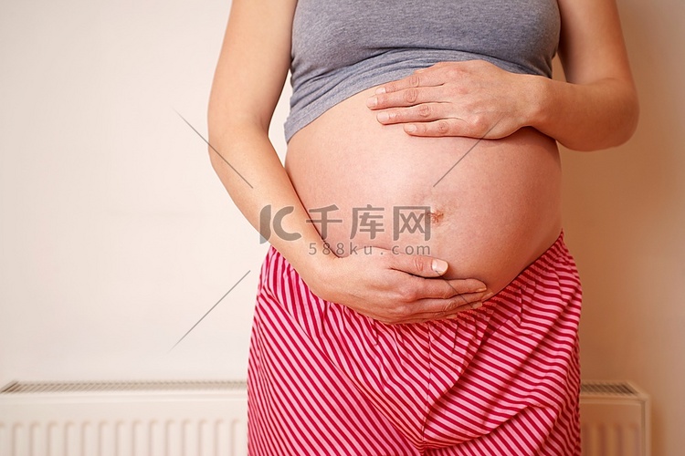 一名孕妇抱着肚子