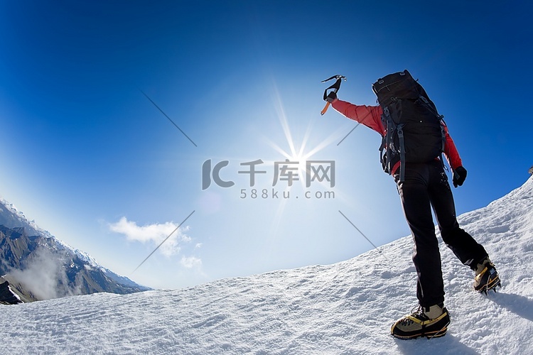 登山者登上白雪皑皑的山峰。格里