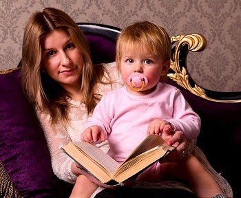 妈妈和她的宝宝正在看书