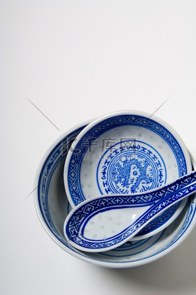 蓝色的亚洲汤碗和汤匙。