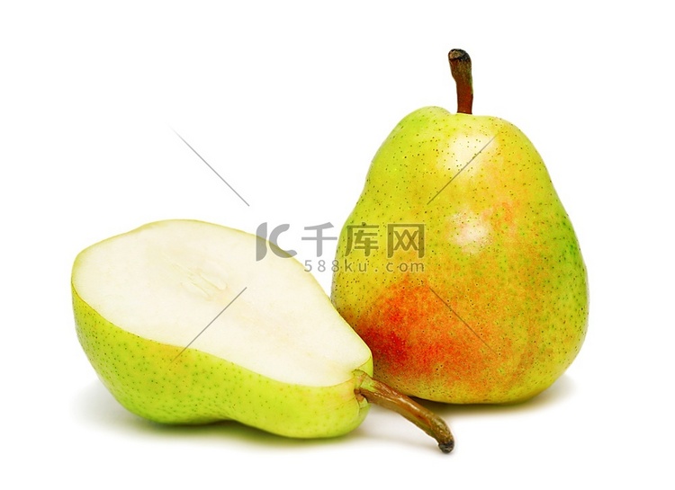 白色背景下分离的两个成熟的梨