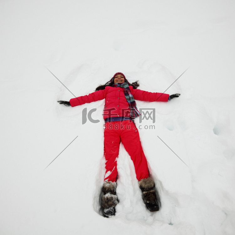 冬天的女人躺在雪地上