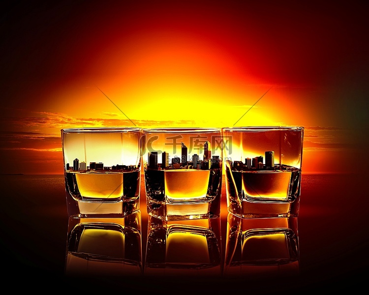 三杯威士忌图片，带有城市插图