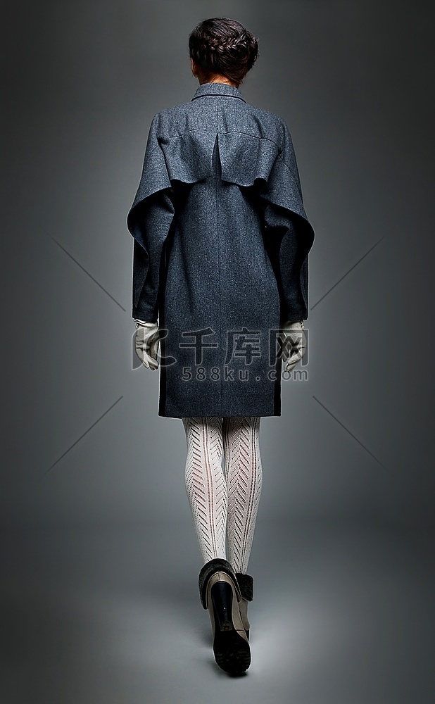 贵族-苗条的黑发时尚模特穿着灰