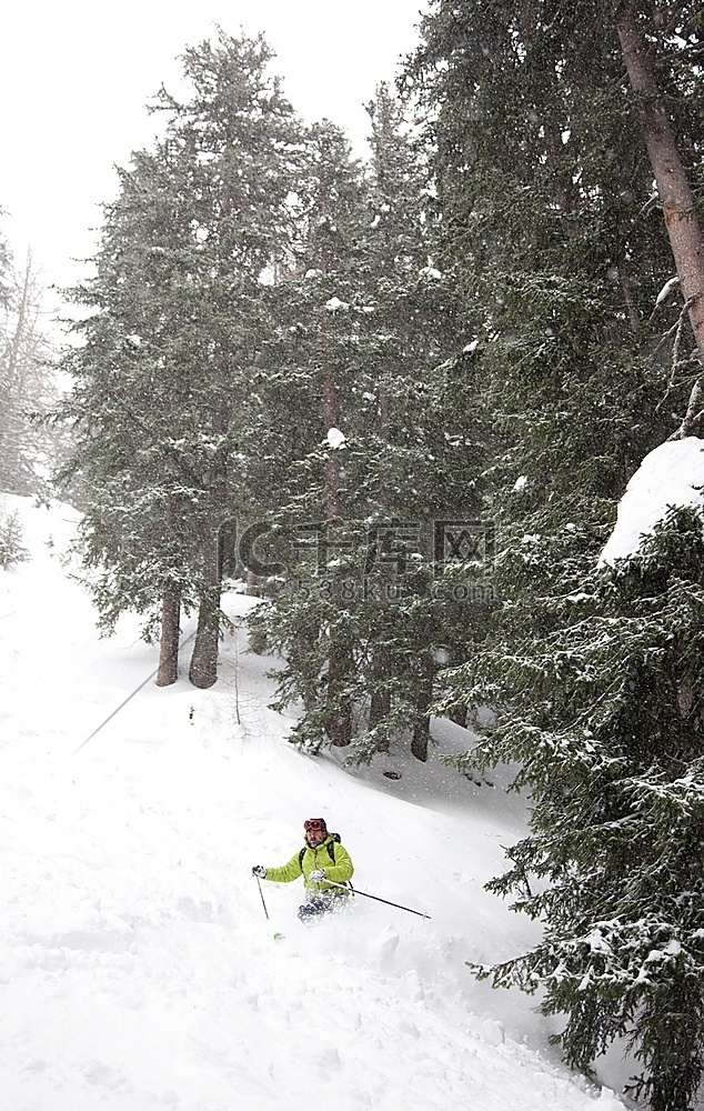 自由式滑雪在粉雪下山勃朗峰库马