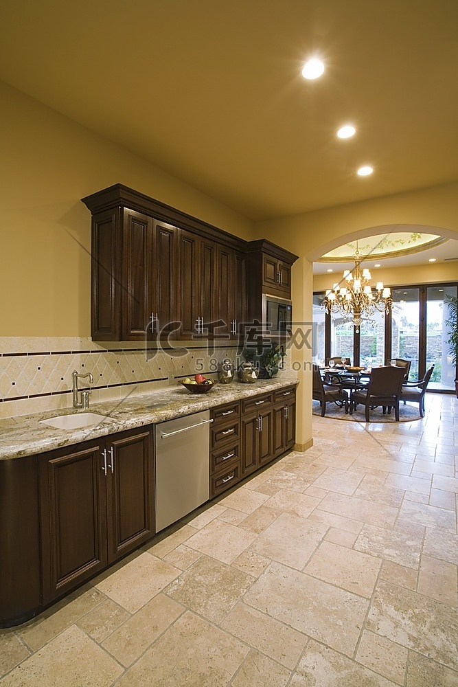 宽敞的厨房，配有深色木质配件