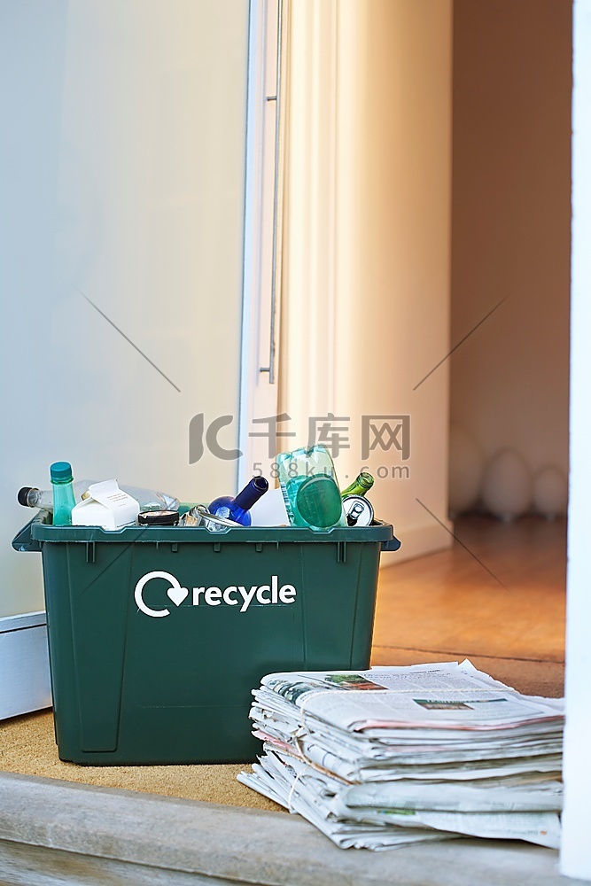 回收容器和地板上的一堆废纸