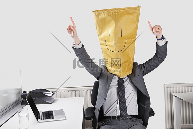 办公室里，商人脸上贴着纸袋，脸