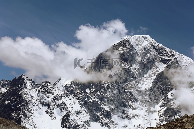 云里的高山。尼泊尔珠穆朗玛