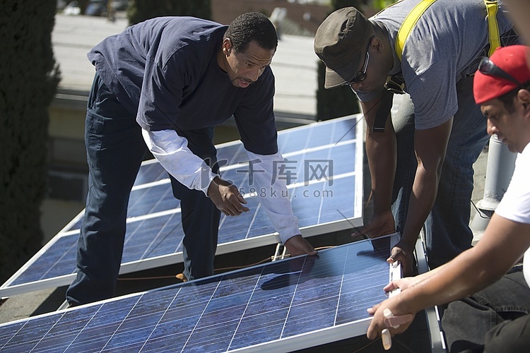 一群人抬起一块巨大的太阳能电池